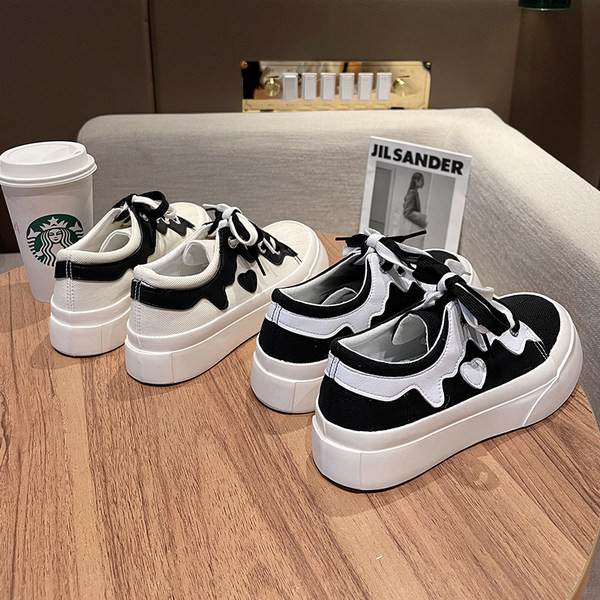 Γυναικεία αθλητικά παπούτσια με επίπεδη σόλα σε άσπρο και μαύρο χρώμα