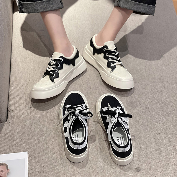 Γυναικεία αθλητικά παπούτσια με επίπεδη σόλα σε άσπρο και μαύρο χρώμα