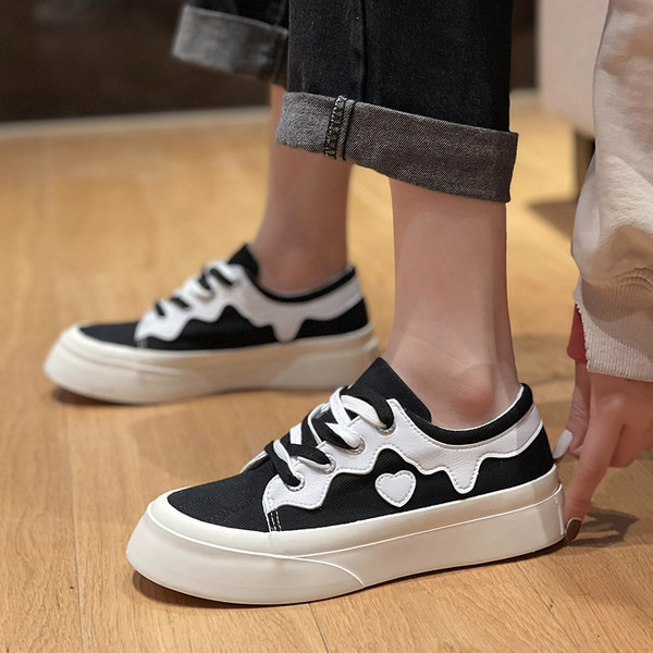 Γυναικεία αθλητικά παπούτσια με επίπεδη σόλα σε άσπρο και μαύρο χρώμα