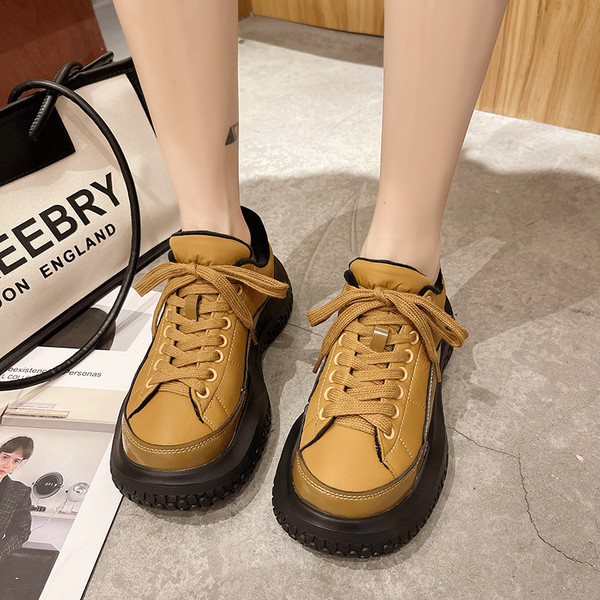 Γυναικεία χειμερινά αθλητικά παπούτσια με τραχιά σόλα