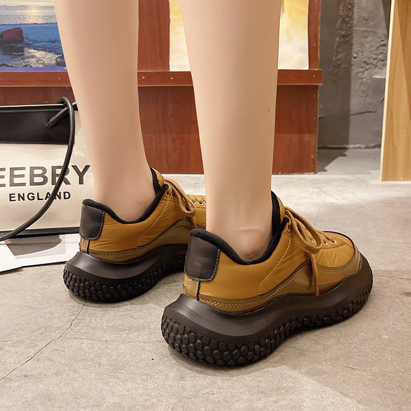 Γυναικεία χειμερινά αθλητικά παπούτσια με τραχιά σόλα