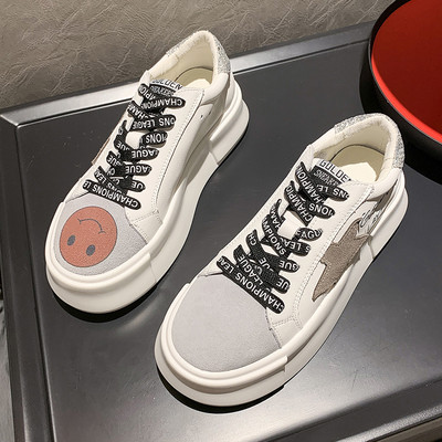 Τρέχοντα γυναικεία αθλητικά παπούτσια με απλικέ και επίπεδη σόλα