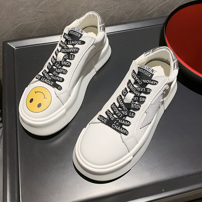 Τρέχοντα γυναικεία αθλητικά παπούτσια με απλικέ και επίπεδη σόλα