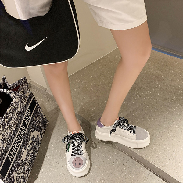 Τρέχοντα γυναικεία αθλητικά παπούτσια με απλικέ και επίπεδη σόλα