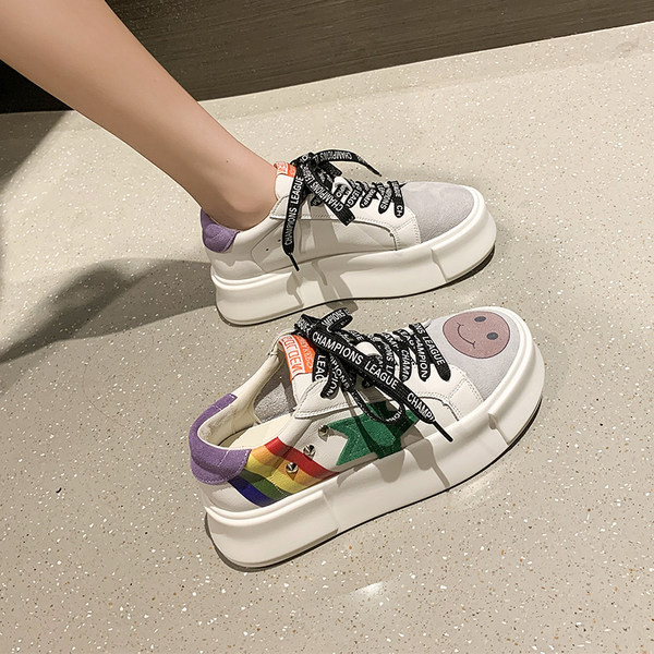 Τρέχοντα γυναικεία αθλητικά παπούτσια με απλικέ και επίπεδη σόλα