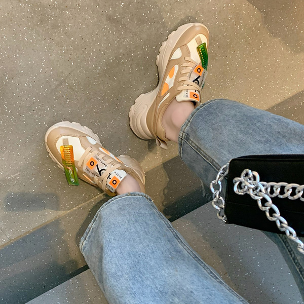 Πολύχρωμα γυναικεία αθλητικά παπούτσια με τρισδιάστατα στοιχεία