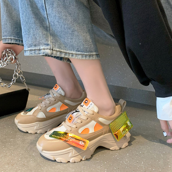 Πολύχρωμα γυναικεία αθλητικά παπούτσια με τρισδιάστατα στοιχεία