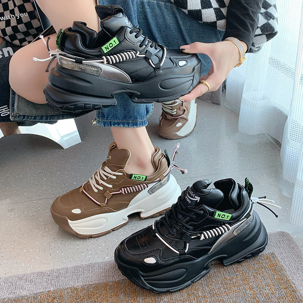 Γυναικεία αθλητικά παπούτσια με τραχιά σόλα σε μαύρο και καφέ χρώμα