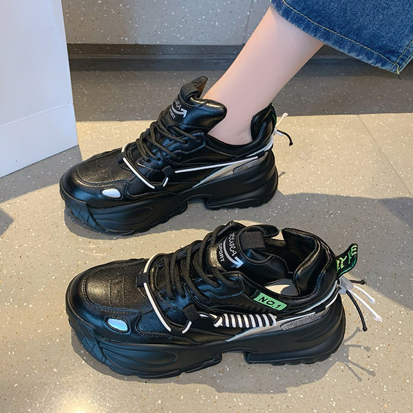 Γυναικεία αθλητικά παπούτσια με τραχιά σόλα σε μαύρο και καφέ χρώμα