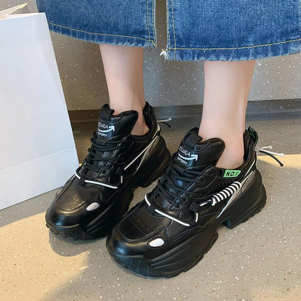 Γυναικεία αθλητικά παπούτσια με τραχιά σόλα σε μαύρο και καφέ χρώμα