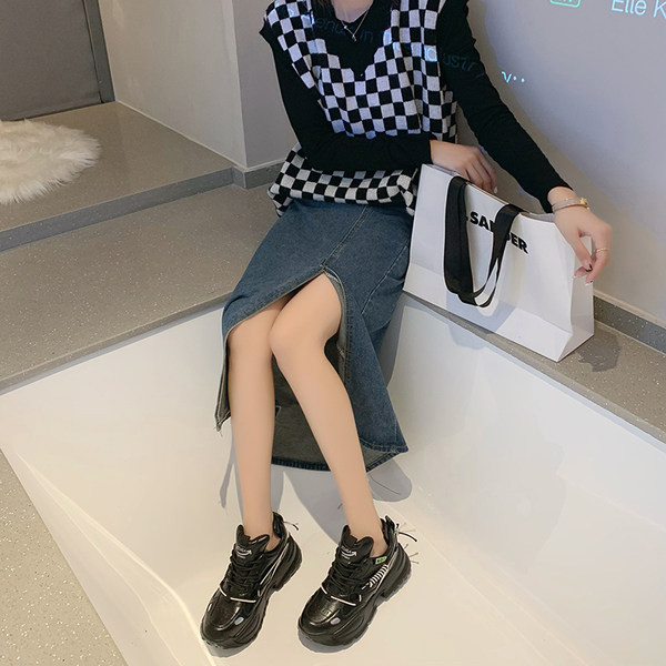 Γυναικεία αθλητικά παπούτσια με τραχιά σόλα σε μαύρο και καφέ χρώμα