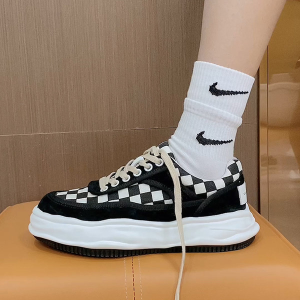 Γυναικεία καρό αθλητικά παπούτσια με επίπεδη σόλα και κορδόνια