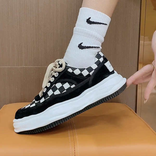 Γυναικεία καρό αθλητικά παπούτσια με επίπεδη σόλα και κορδόνια