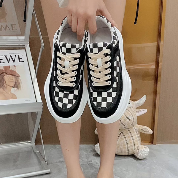 Γυναικεία καρό αθλητικά παπούτσια με επίπεδη σόλα και κορδόνια