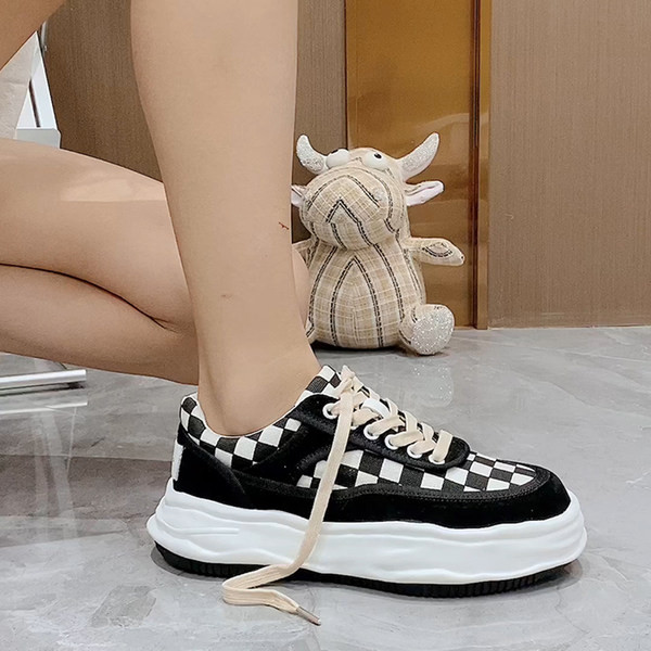 Γυναικεία καρό αθλητικά παπούτσια με επίπεδη σόλα και κορδόνια