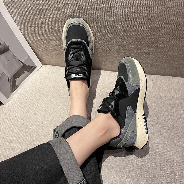 Γυναικεία αθλητικά παπούτσια από έκο σουέτ με επίπεδη σόλα