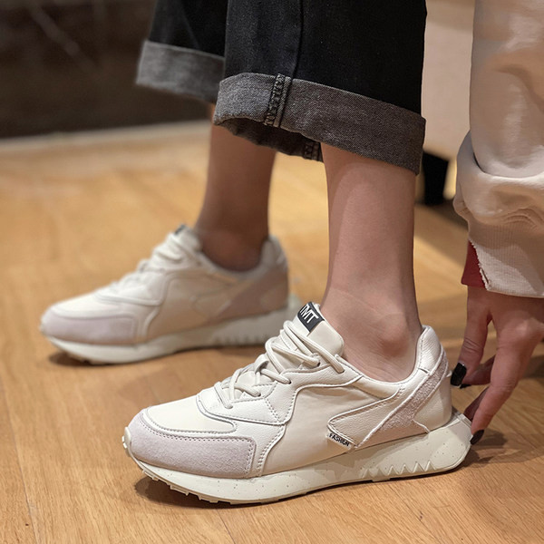 Γυναικεία αθλητικά παπούτσια από έκο σουέτ με επίπεδη σόλα