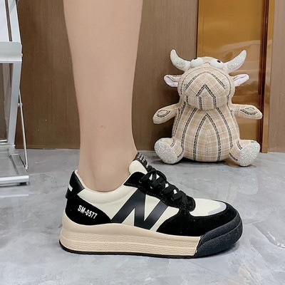 Γυναικεία αθλητικά παπούτσια από τεχνητό σουέντ και κορδόνια