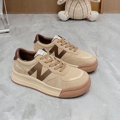 Γυναικεία αθλητικά παπούτσια από τεχνητό σουέντ και κορδόνια