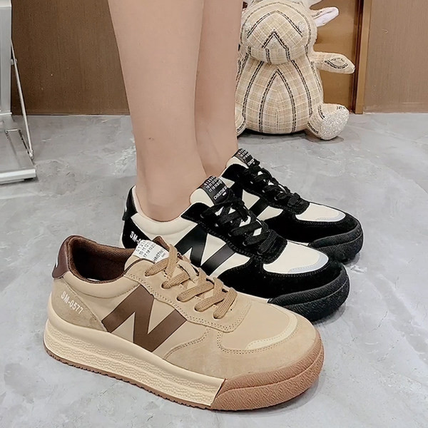 Γυναικεία αθλητικά παπούτσια από τεχνητό σουέντ και κορδόνια