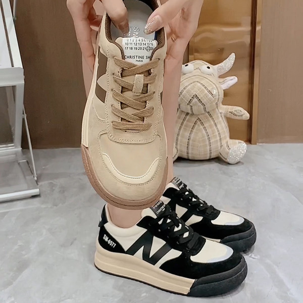 Γυναικεία αθλητικά παπούτσια από τεχνητό σουέντ και κορδόνια