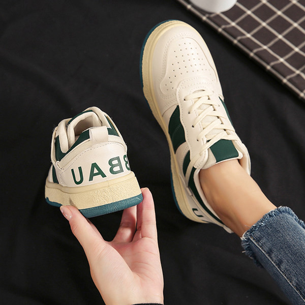 Νέο μοντέλο γυναικεία αθλητικά  παπούτσια με επίπεδη σόλα