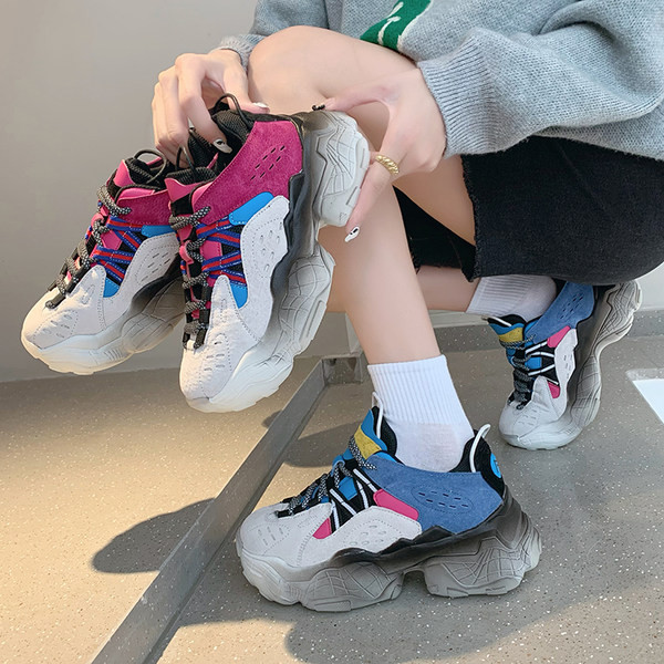 Μοντέρνα γυναικεία αθλητικά παπούτσια με κορδόνια και ψηλή σόλα