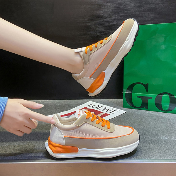 Νέο μοντέλο γυναικεία αθλητικά παπούτσια  με κορδόνια - μαύρο και μπεζ χρώμα