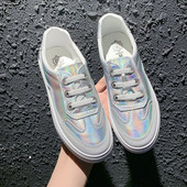 Γυναικεία αθλητικά παπούτσια με ιριδίζοντα χρώματα και επίπεδη σόλα