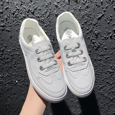 Γυναικεία αθλητικά παπούτσια με ιριδίζοντα χρώματα και επίπεδη σόλα