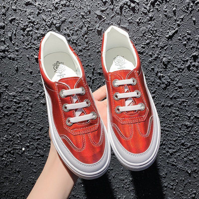 Γυναικεία αθλητικά παπούτσια με ιριδίζοντα χρώματα και επίπεδη σόλα