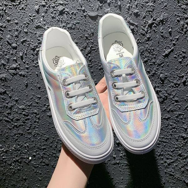 Γυναικεία αθλητικά παπούτσια με ιριδίζοντα χρώματα και επίπεδη σόλα