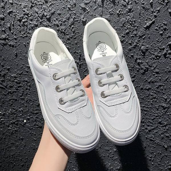 Γυναικεία αθλητικά παπούτσια με ιριδίζοντα χρώματα και επίπεδη σόλα