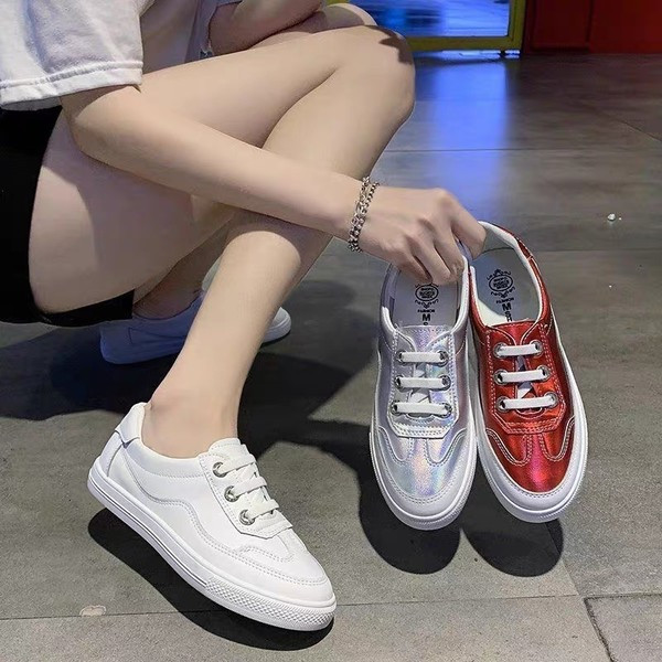 Γυναικεία αθλητικά παπούτσια με ιριδίζοντα χρώματα και επίπεδη σόλα