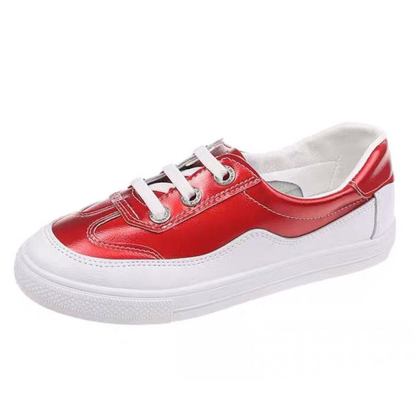 Γυναικεία αθλητικά παπούτσια με ιριδίζοντα χρώματα και επίπεδη σόλα