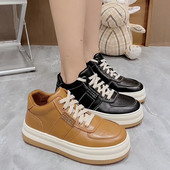 Γυναικεία αθλητικά παπούτσια από faux δέρμα