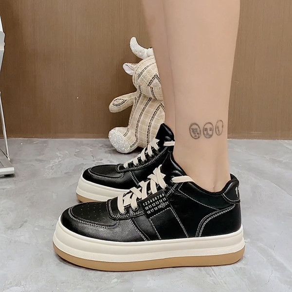 Γυναικεία αθλητικά παπούτσια από faux δέρμα