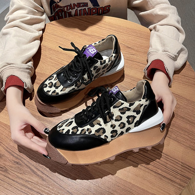 Γυναικεία αθλητικά παπούτσια με άνιμαλ πριντ και πέτρες διακόσμησης