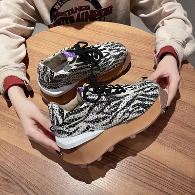 Γυναικεία αθλητικά παπούτσια με άνιμαλ πριντ και πέτρες διακόσμησης