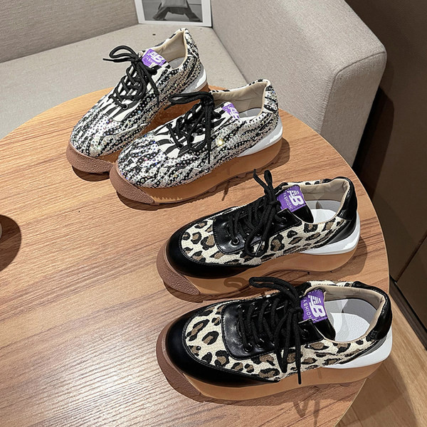 Γυναικεία αθλητικά παπούτσια με άνιμαλ πριντ και πέτρες διακόσμησης