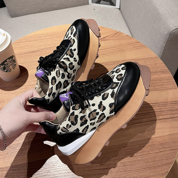 Γυναικεία αθλητικά παπούτσια με άνιμαλ πριντ και πέτρες διακόσμησης