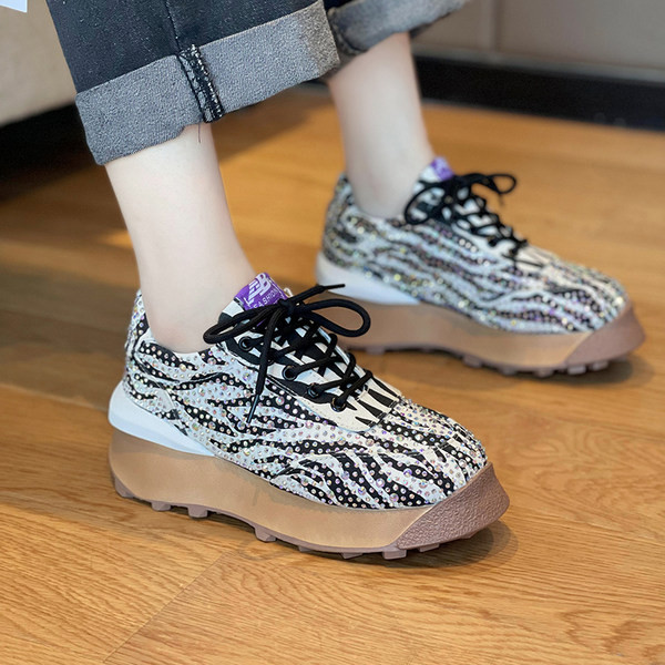 Γυναικεία αθλητικά παπούτσια με άνιμαλ πριντ και πέτρες διακόσμησης