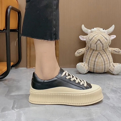 Κομψά γυναικεία αθλητικά παπούτσια σε καφέ και μαύρο χρώμα