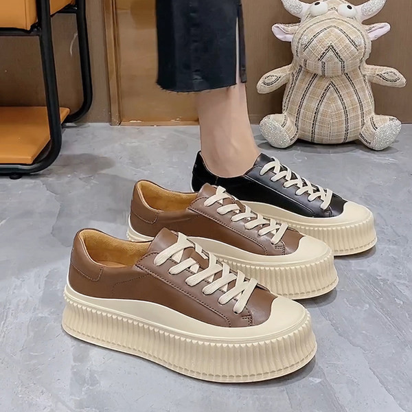 Κομψά γυναικεία αθλητικά παπούτσια σε καφέ και μαύρο χρώμα