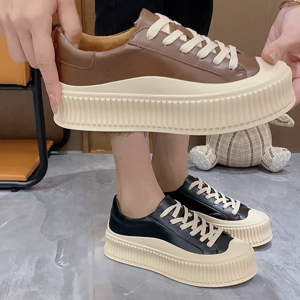 Κομψά γυναικεία αθλητικά παπούτσια σε καφέ και μαύρο χρώμα