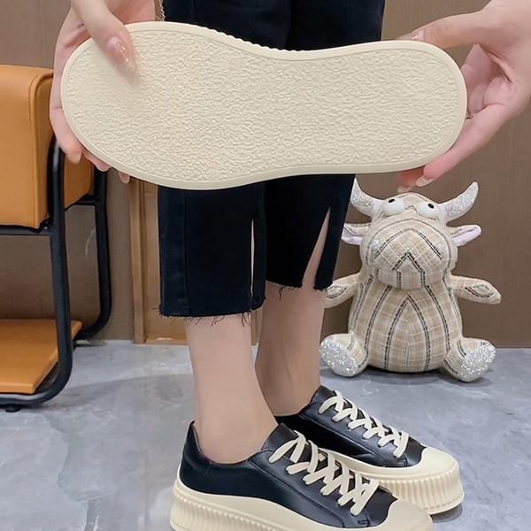 Κομψά γυναικεία αθλητικά παπούτσια σε καφέ και μαύρο χρώμα