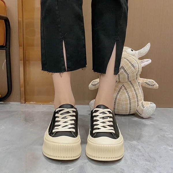 Κομψά γυναικεία αθλητικά παπούτσια σε καφέ και μαύρο χρώμα