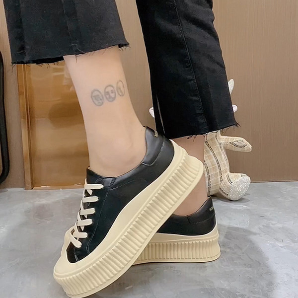 Κομψά γυναικεία αθλητικά παπούτσια σε καφέ και μαύρο χρώμα