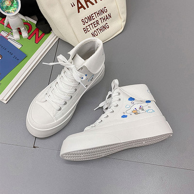 Γυναικεία αθλητικά παπούτσια από οικολογικό δέρμα με απλικέ