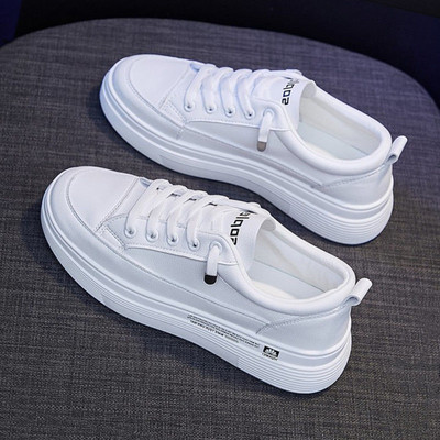 Casual αθλητικά παπούτσια από οικολογικό δέρμα με επιγραφή και μεταλλικό στοιχείο για γυναίκες